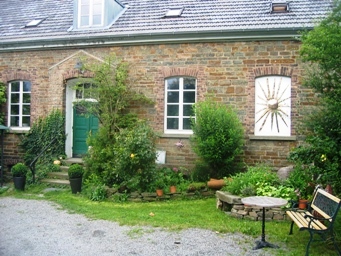 Vorderansicht mit Brunnen